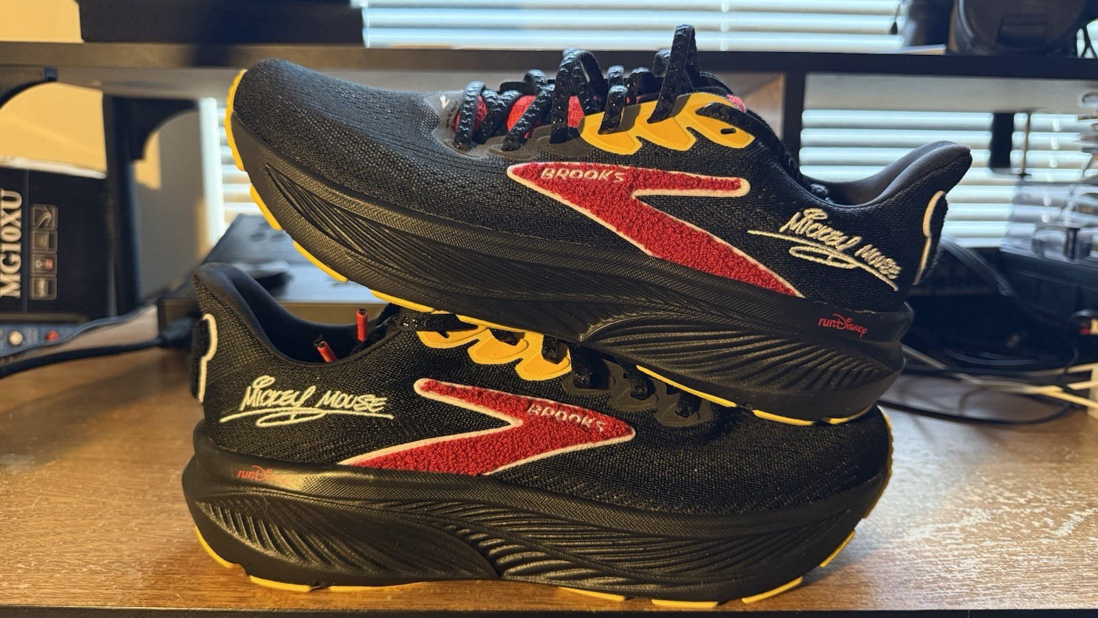 Brooks Ghost 17 Mickey Mouse runDisney Size 9 Women Brand New