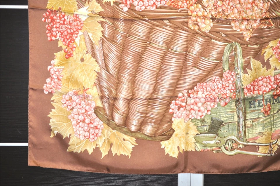 Authentic HERMES Carre 90 Scarf "VENDANGES" Silk Brown 4092N - Image 4 of 4