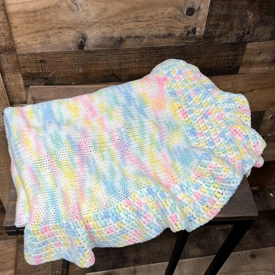 Manta de bebé hecha a mano con borde de volantes festoneados de ganchillo colores pastel Foto 4 de 4