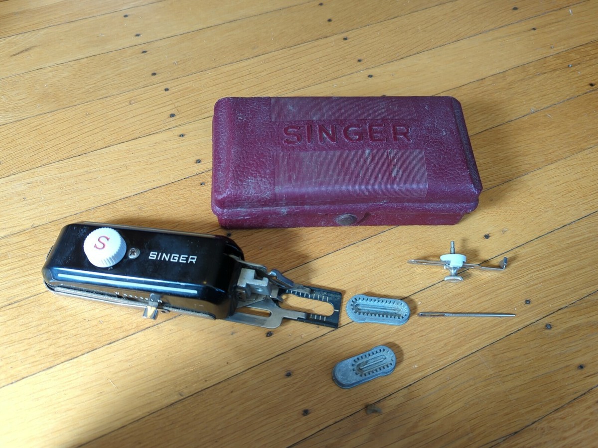 AAA - Aguero1010 Vintage Singer Buttonholer #160743 w/ Case, Instructions