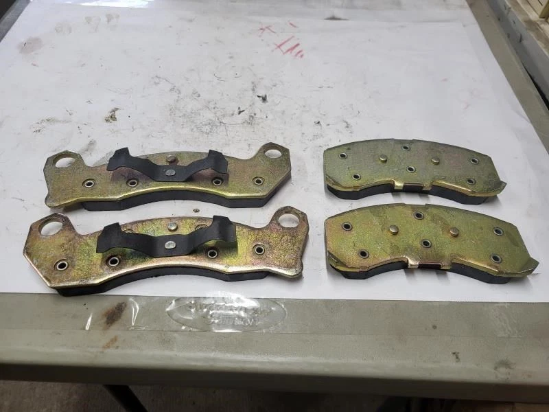 Conjunto de pastilhas de freio dianteiro para carro Lincoln Town 1991-1994 - Pistão de aço - Imagem 2 de 2