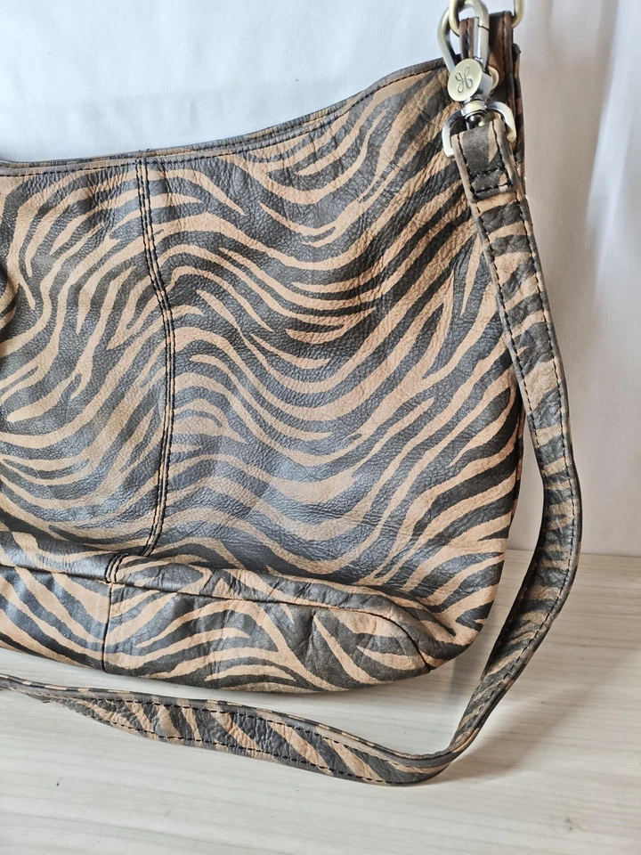 Bandolera HOBO International de cuero para mujer marrón negra con estampado de cebra Foto 2 de 4