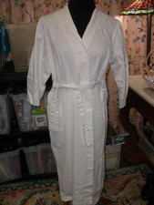 Vintage Barbizon Lesley White Appliqued Robe with Scalloped Edges PM