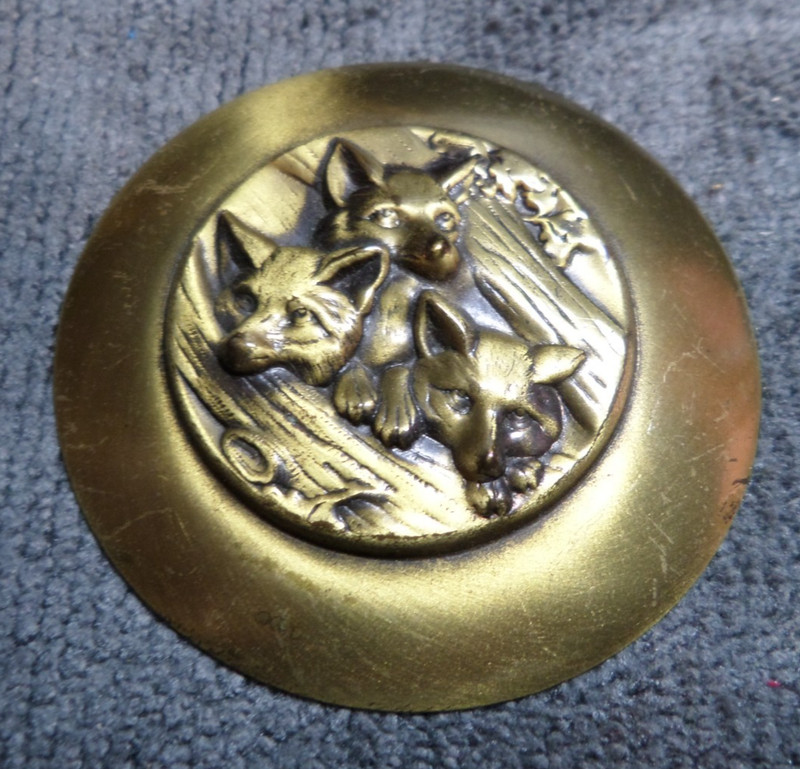 Large Antique Metal Picture Button THREE LITTLE FOXES PUPS IN FOX DEN