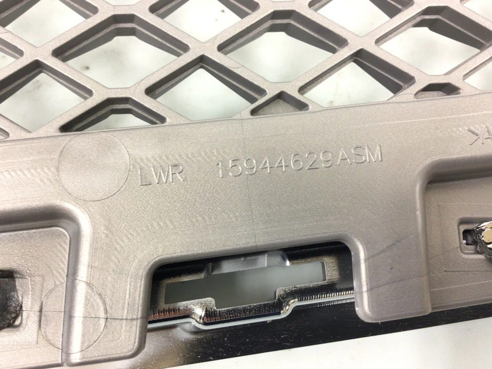 2009-2012 Chevrolet Traverse передний бампер нижняя решетка хромированная новый OEM 15944629 - Изображение 4 из 4