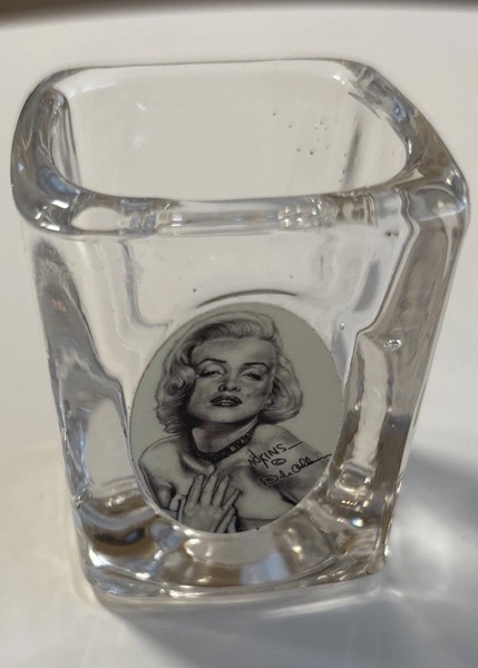 Calcomanía de vidrio transparente de 4 oz de Marilyn Monroe calcomanía de Dale Adkins usada leer