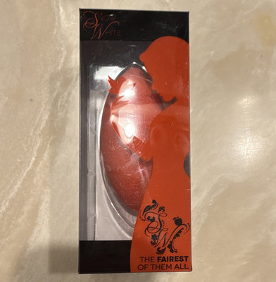 SOHO Beauty Disney Snow White Spellbound Latex-Free Teardrop Blender Sponge Red