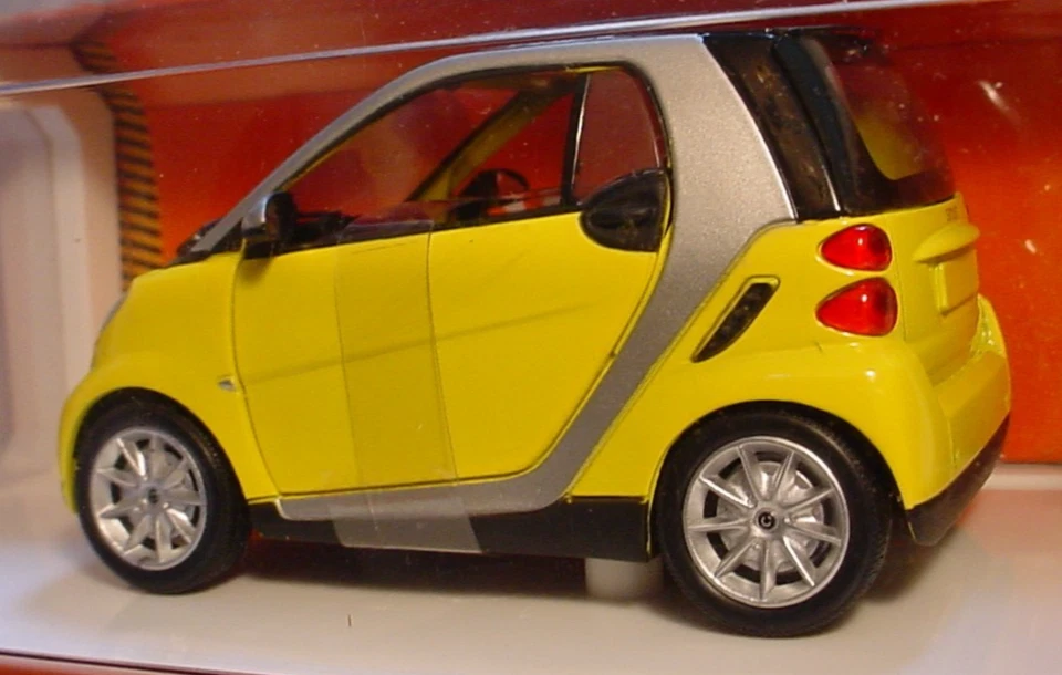 NewRay 1:24 Special Edition SMART Car 71036 Yellow/Silver Italian Design 2011 - Image 3 of 4