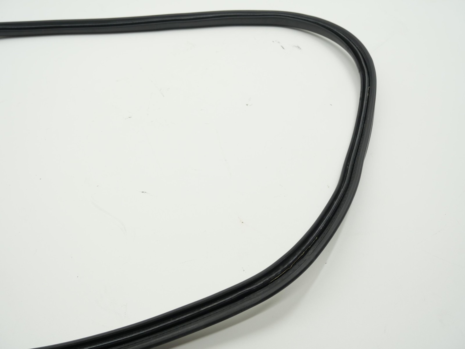2005 Bentley Continental GT Rear Trunk Weatherstrip Seal Deck Lid Gate 59k OEM