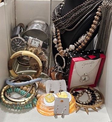 Approx 5 Pound Vintage and Modern Jewelry Lot   Nothing Broken or Tangled
