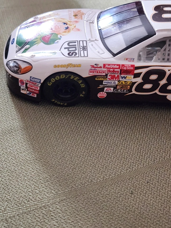 De colección - 2002 NASCAR Dale Jarrett # 88 The Muppet Show 25 años 1:24 coche UPS Foto 4 de 4