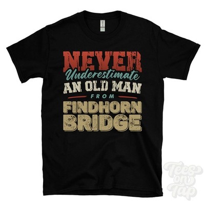 NIEMALS UNTERSCHÄTZEN SIE EINEN ALTEN MANN VON FINDHORN BRIDGE T-SHIRT Weihnachtsgeschenk Highland