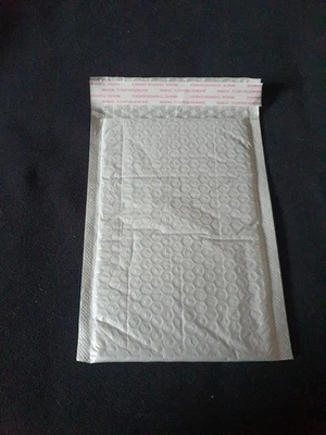25 enveloppes à bulles 15 × 20 cm ou 150 × 200 mm . 10 en photo mais 25 livrées - Photo 1/3