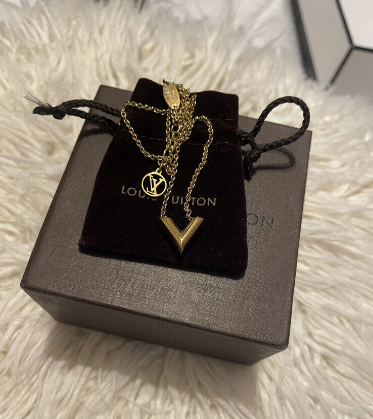 Women's Spring Fashion Louis Vuitton Essential V Big V Motif Pendant Yellow  Gold Plated Jewellery Set