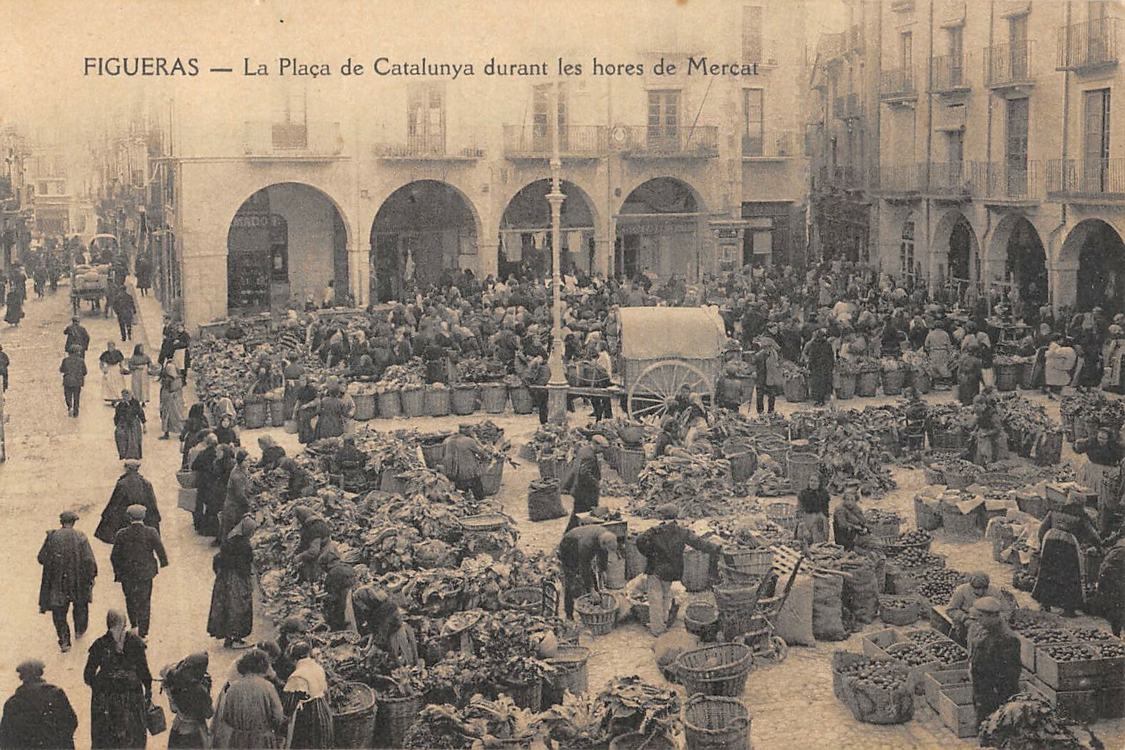 CPA ESPAGNE FIGUERAS LA PLACA DE CATALUNYA DURANT LES HORES DE MERCAT