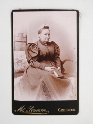 Ältere Frau viktorianisches Kleid Bein Hammelärmel Buch Mclennan Greenock Foto