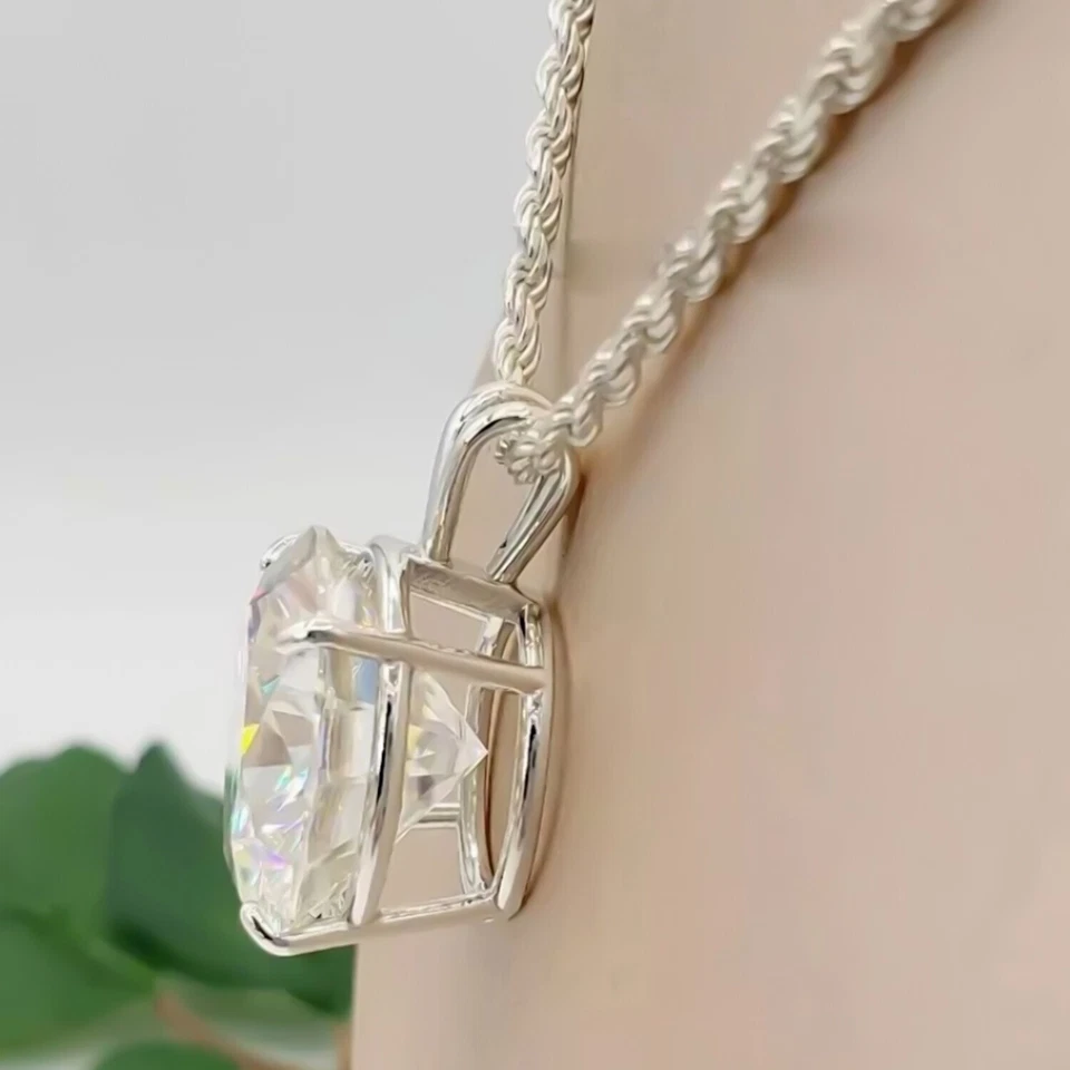 Colgante solitario de diamantes blancos de 10 quilates certificado en joyería de plata de ley 925 Foto 2 de 4