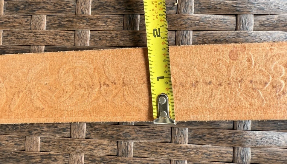 Cinto em relevo vintage de couro marrom claro Dos Flores. Fivela removível tamanho 34. - Imagem 4 de 4