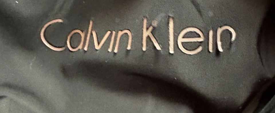 Chaqueta acolchada negra Calvin Klein con bolsillos a presión y detalles con cremallera Foto 3 de 4