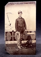 CIVIL WAR PERIOD TINTYPE - 1/6 PLATE UNION ARTILLERY SOLDIER WEARING FORAGE CAP