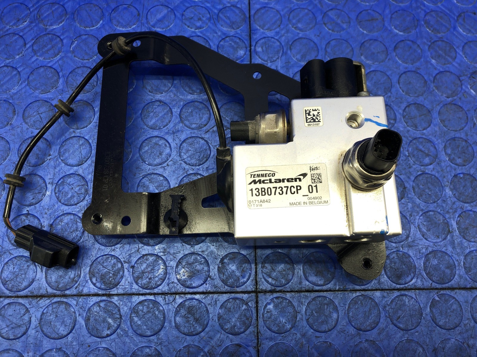 2016-2021 MCLAREN 570S HYDRAULIC SUSPENSION PUMP BLOCK CONTROL MODULE 13B0737CP