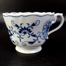 Meissen Porzellan Kaffeetasse mit Fu&szlig; Serie Zwiebelmuster Handbemalt 1. Wahl