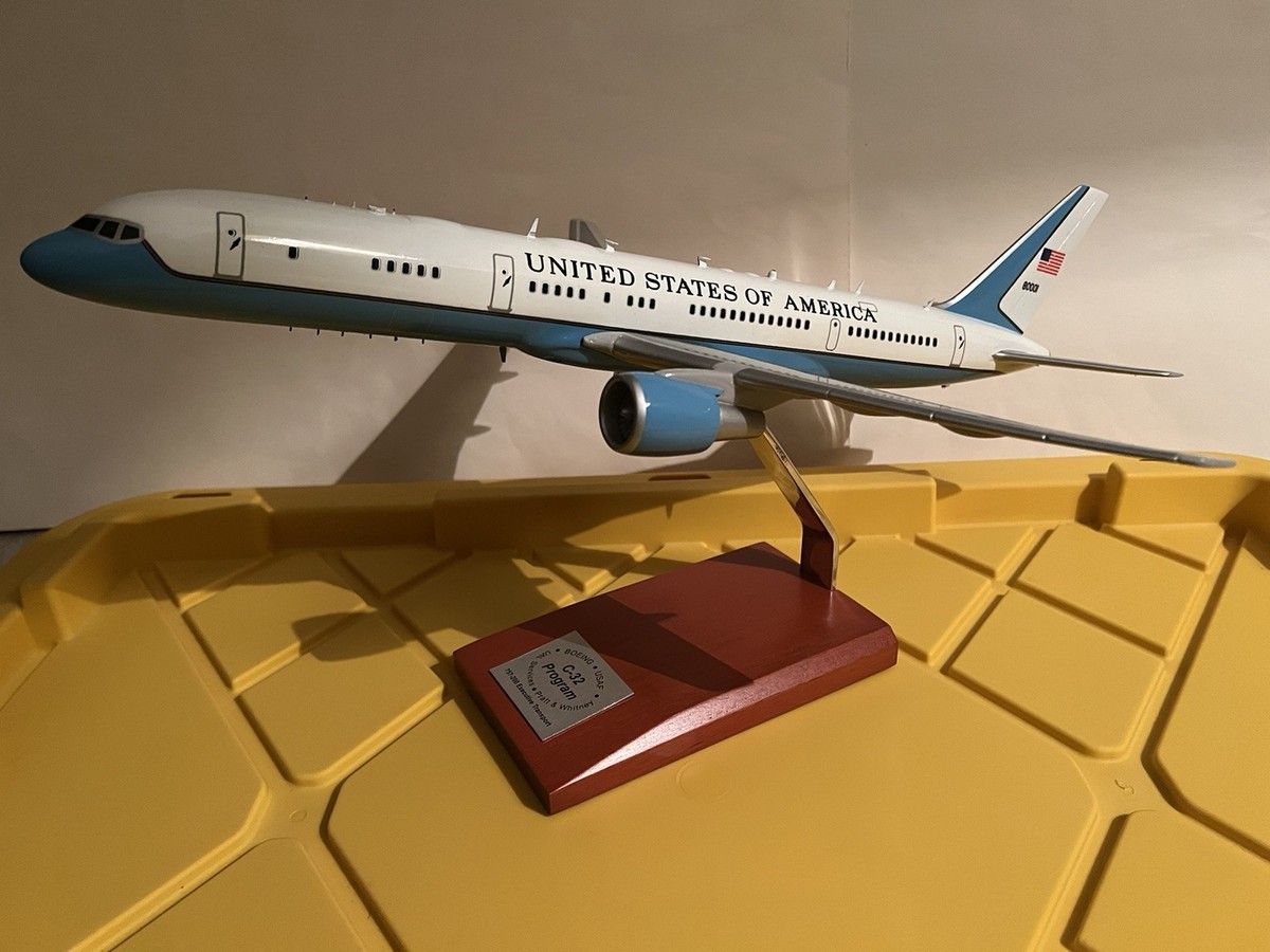 1/100 Daron USAF Boeing 757-200 C-32A Air Force One/ Two Model