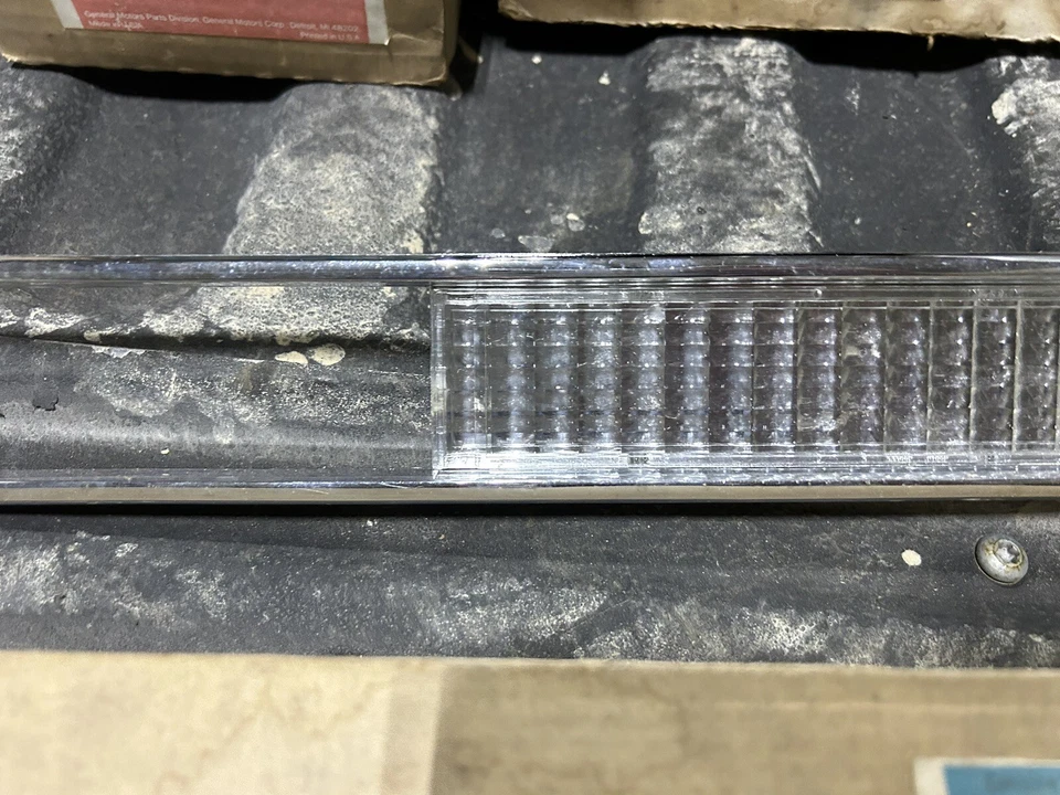 Bisel de luz de estacionamiento delantero NOS 74 Pontiac Bonneville Catalina - GM 493222 Foto 3 de 4