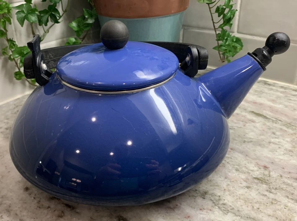 LE CREUSET BLUE AZURE WHISTLING TEA KETTLE CONTEMPORARY DESIGN 1.6 QUART/1.5 R28 - Image 4 of 4