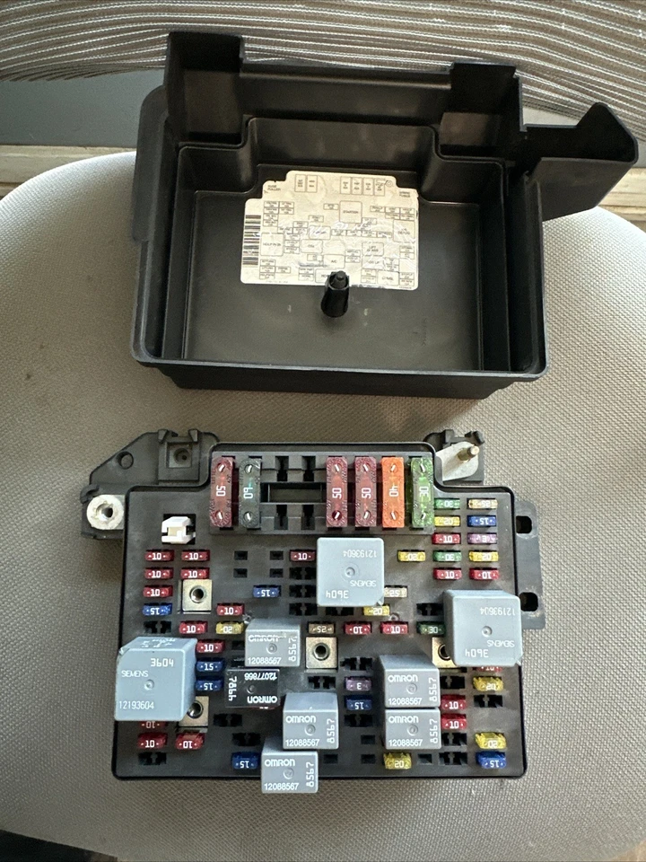 2000-2005 Chevrolet S10 GMC Jimmy OEM Engine Fuse Relay Junction Box 15328840 - Image 4 of 4