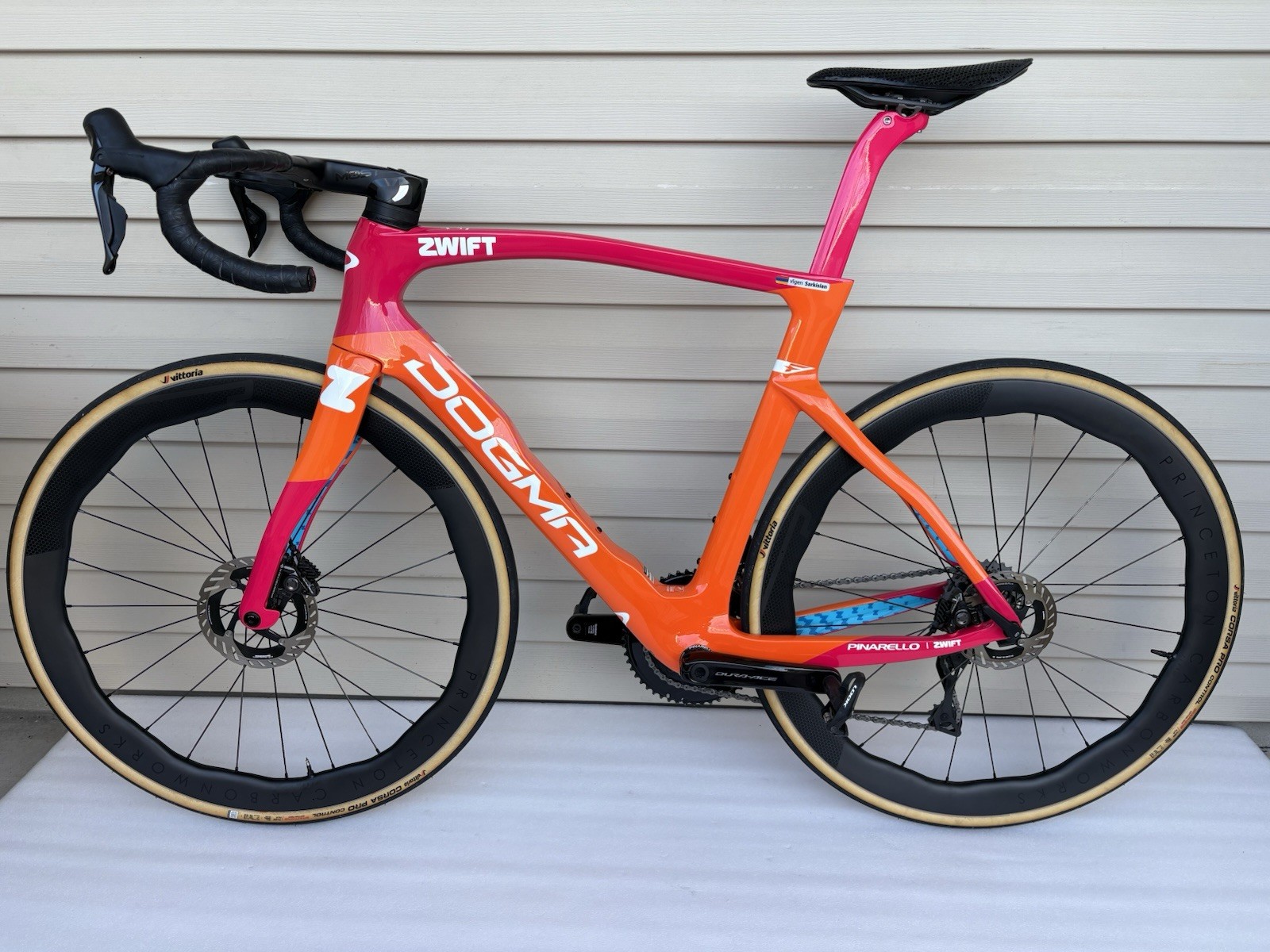 Pinarello Dogma F DISC, ZWIFT edition DURA-ACE R9270 12-spd w/Powermeter. 57.5cm