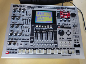 ローランド　MC-808 サンプリング グルーブボックス（既廃盤の専用バッグ付） 高額買取実施中!!】Roland MC-808 Sampling Groovebox サンプラー