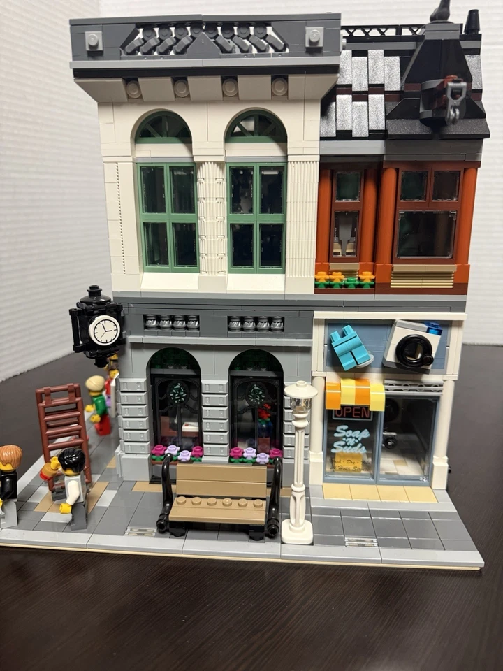 LEGO 10251 Brick Bank 100% Complete with Instructions, 5 Minifigures, No Box - Image 3 of 4