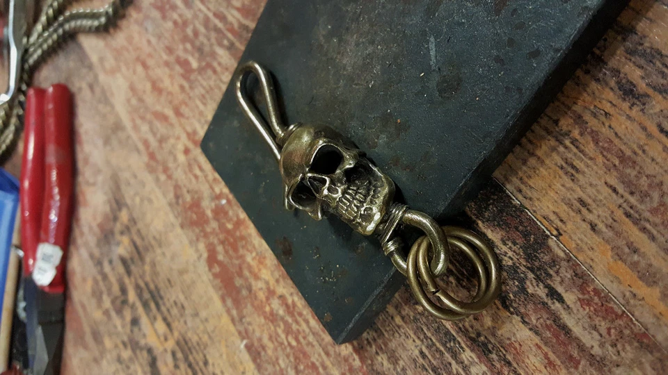 Gancho Calavera Bronce Para Cadena Y Llavero Latón Billetera Motociclista Estilo Rock Foto 3 de 4