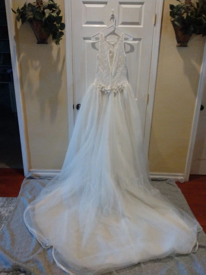 Vestido de novia jazmín sin mangas de tul talla 8 marfil en color dañado Foto 4 de 4