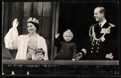 Postcard Royal Couple of England with Children on a Balcony 