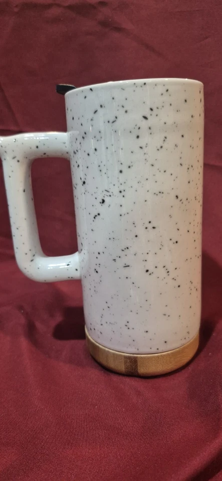 Taza de viaje de cerámica Ello con asa, base de madera y tapa de plástico 16 oz Foto 3 de 4
