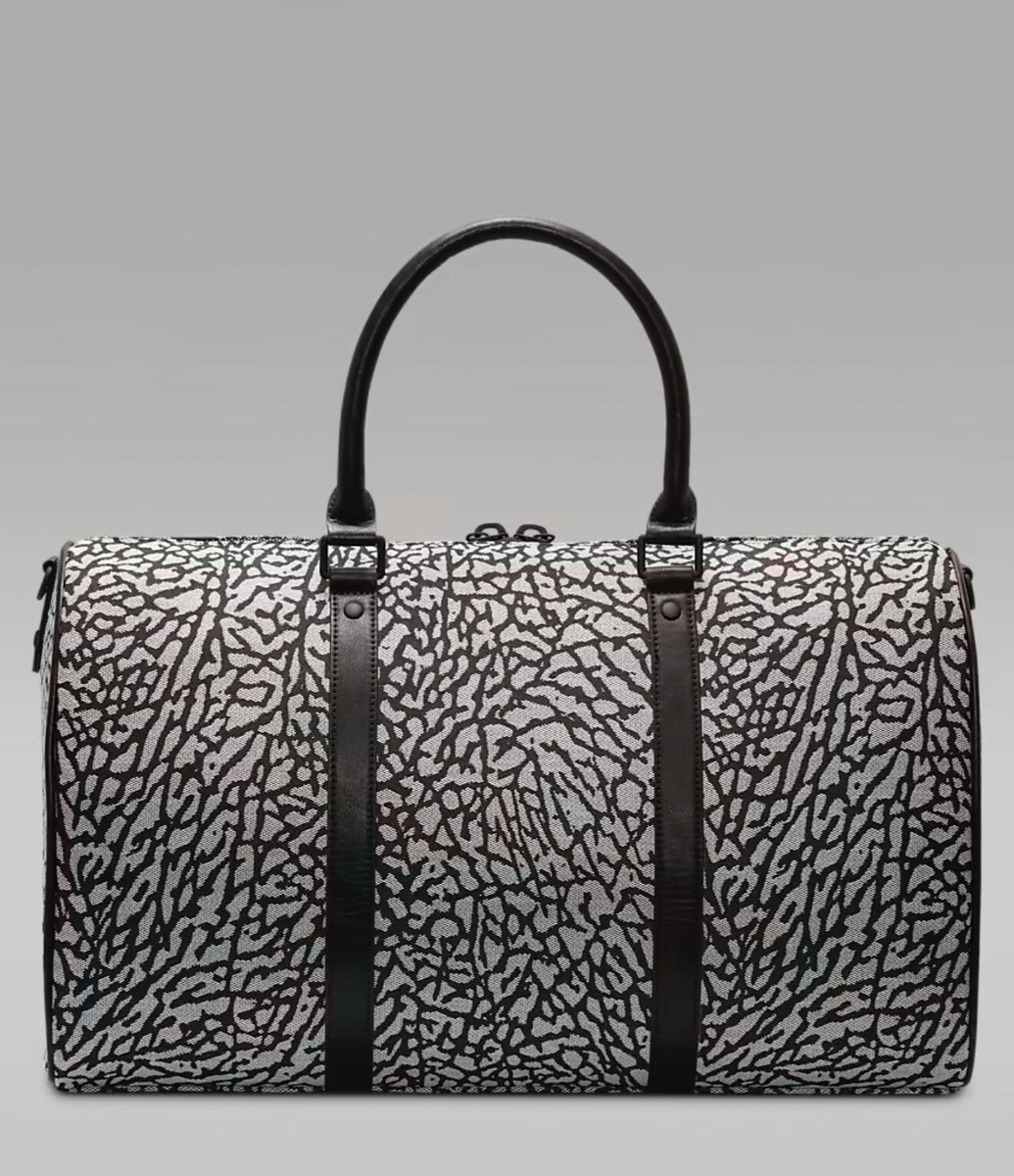バッグ Nike Jordan Monogram Duffle Bag Jordan Monogram Duffle Bag (25L). Nike JP