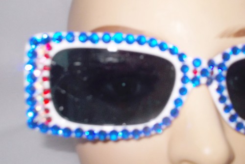 RECHTECKIGE SONNENBRILLE WEISS MIT ROT WEISSEN & BLAUEN STRASSSTEINEN KOSTENLOSER US-VERSAND