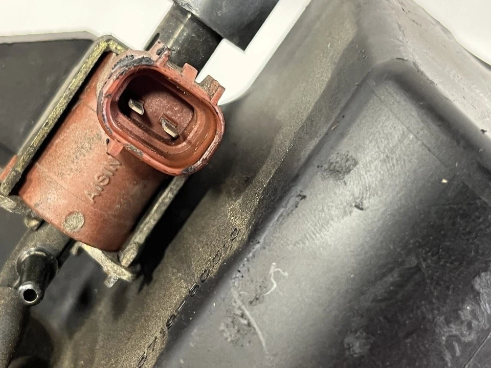 Filtro de bote de vapor de combustible Lexus LS400 1998 1999 2000 BAJO ADMISIÓN Foto 3 de 4