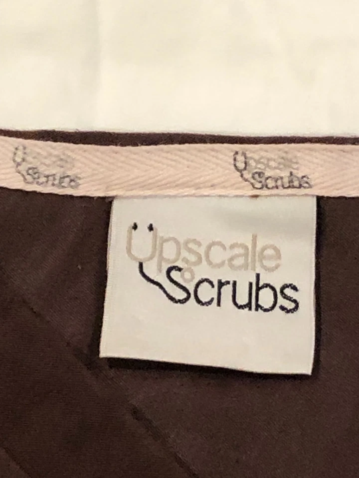 Женские шоколадно-коричневые медицинские скрабы с рукавом 3/4 от Upscale Scrub - Изображение 4 из 4