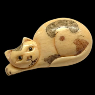 Awesome Large Vintage Hand Carved Natural Material Realistic Cat Button