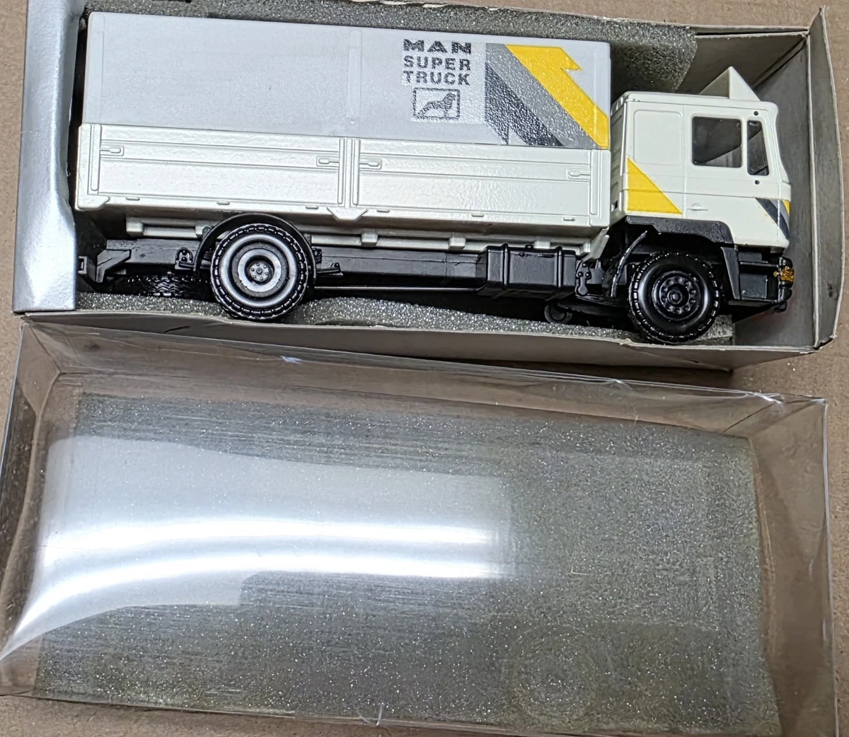 Conrad 1/50 Scale - Mat103 - MAN F2000 Covered Truck