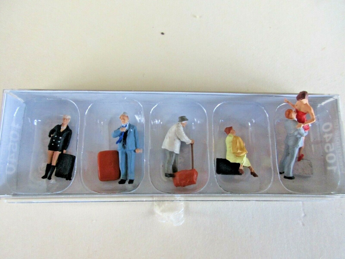 PREISER HO - Travelers Arriving #10540 (NIB) | eBay