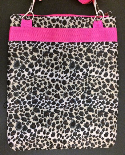 Cartera con estampado de leopardo con cremalleras rosadas y correa bandolera - Imagen 4 de 7