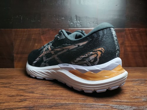 Asics Gel Cumulus 23 (1012A888-003) (negro/golpe solar) para mujer correr 7-11 - Imagen 4 de 5
