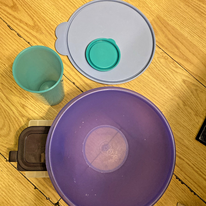 Tupperware Lot Of 4 Pieces With Lids EUC LKN One Is Non-Tupperware  🆓 🎁/luck