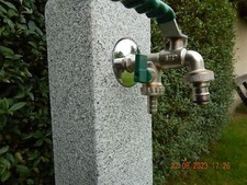 Wasserzapfsäule aus Granit  Außenwasserhahn Zapfstelle Palisade Stele NEU
