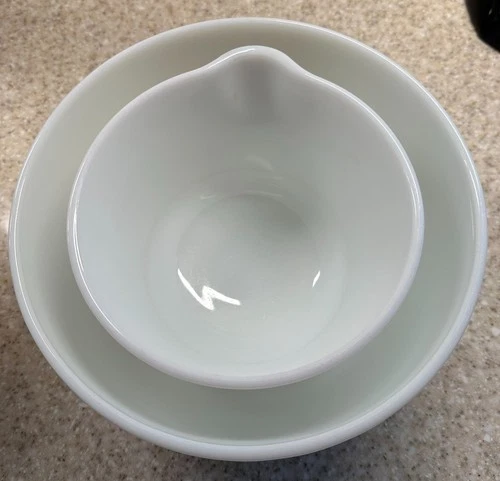 VINTAGE PYREX HAMILTON BEACH MILK GLASS MIXING BOWLS FOR MIXER - SET OF 2 RACINE