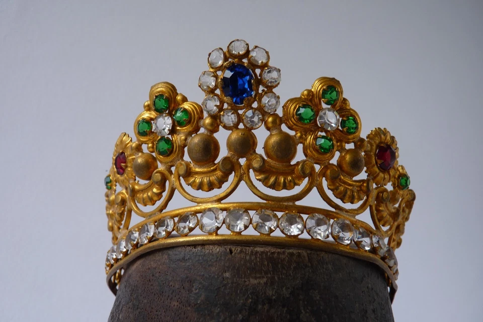 ANCIENNE COURONNE BIJOU DE TÊTE STATUE RELIGIEUSE laiton doré et strass XIX - Photo 2/4